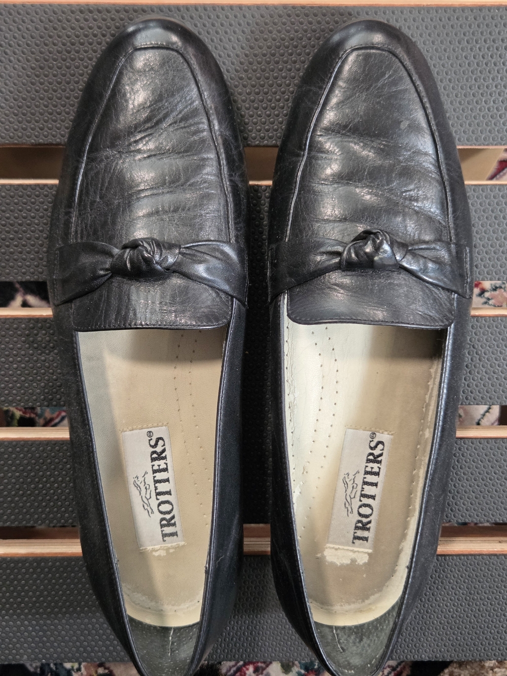 Trotters Women's Black Leather Knot Loafers